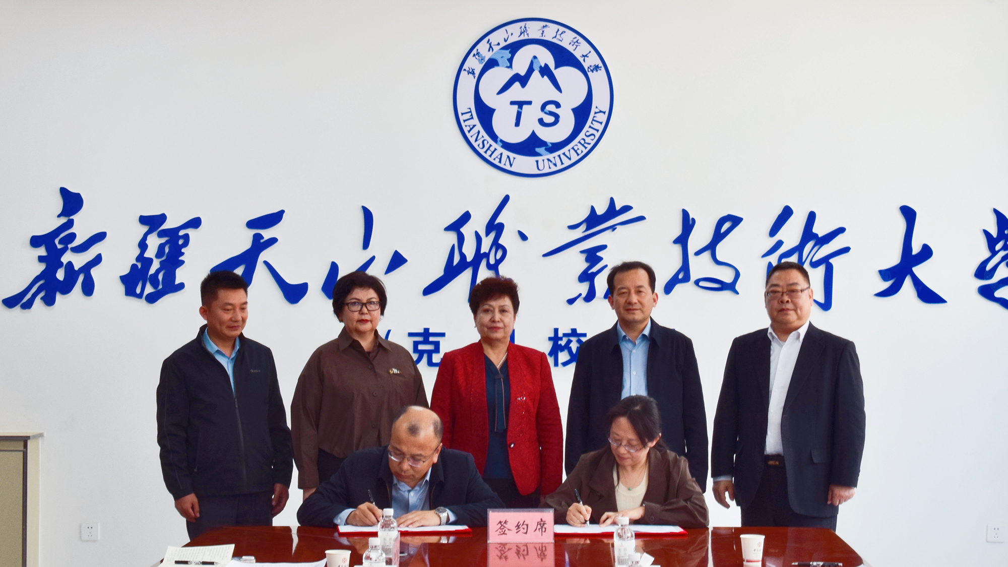 商学院(管理学院)与新疆天山职业技术大学(克州校区)签署“经济研究院合作协议” 商学院(管理学院)与新疆天山职业技术大学(克州校区)签署“经济研究院合作协议”