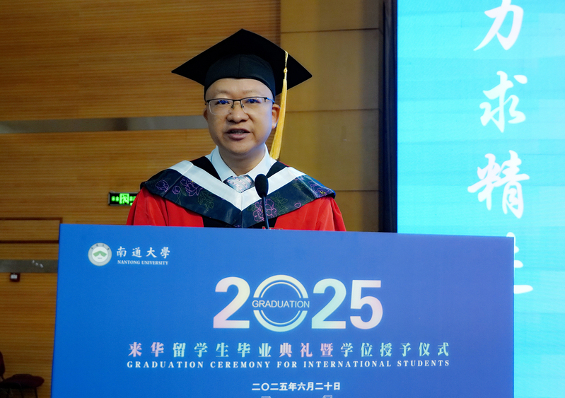 教师代表张义德发言
