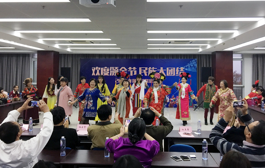 少数民族学生手挽手同唱《爱我中华》1.jpg