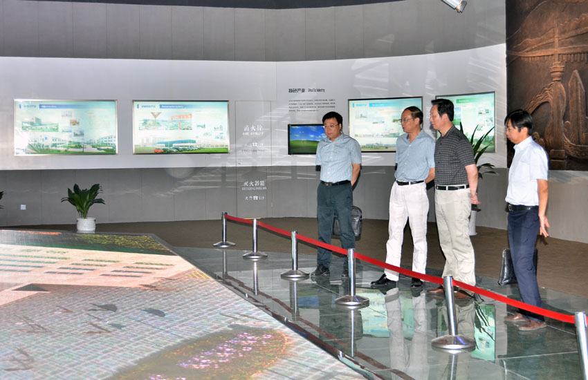 参观开发区规划展示.jpg