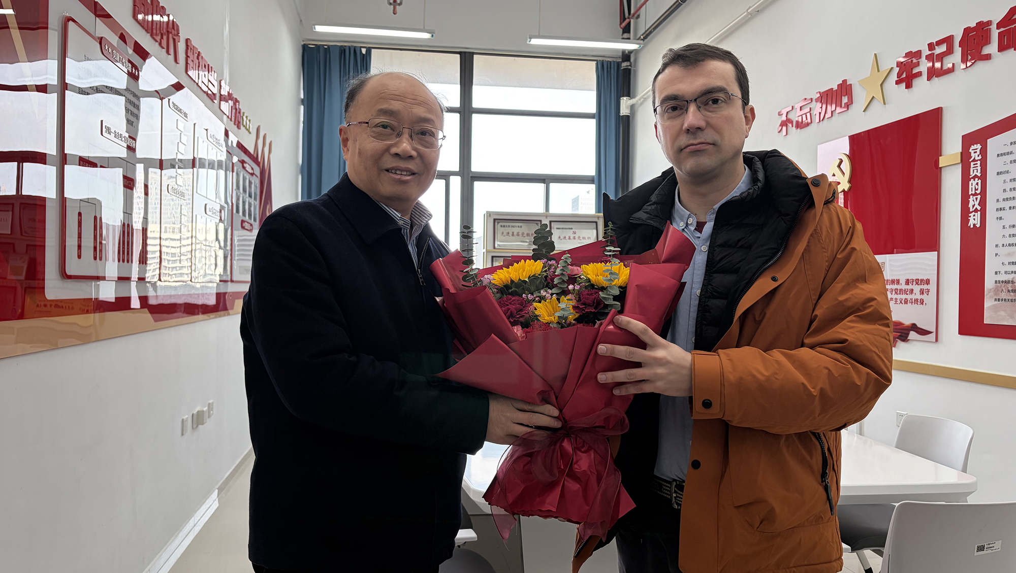 杨宇民看望慰问Pedro教授 杨宇民看望慰问Pedro教授