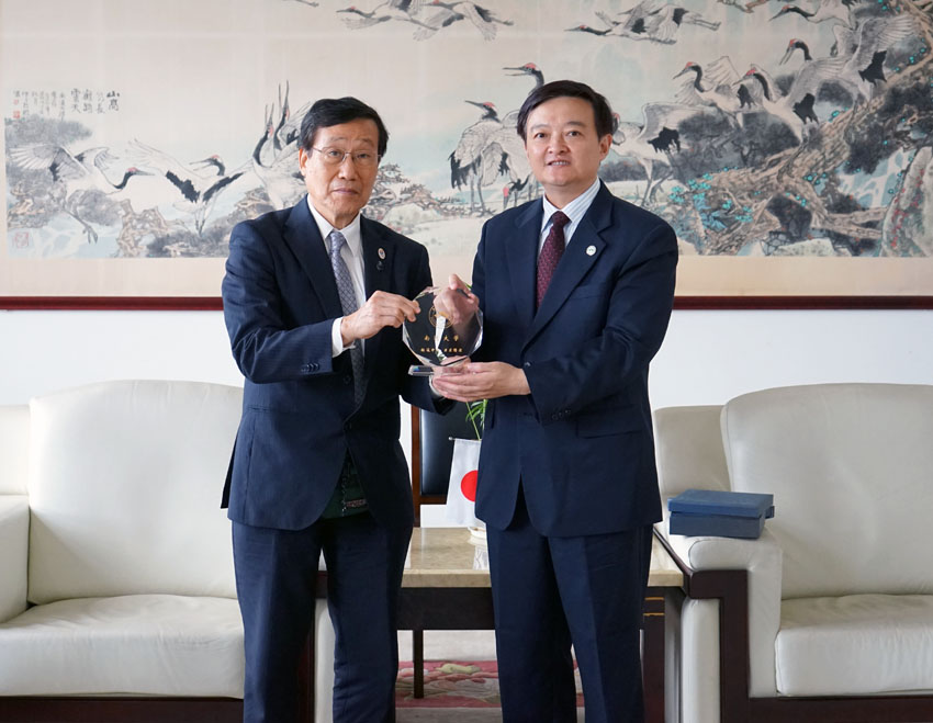 程校长会见来宾.jpg